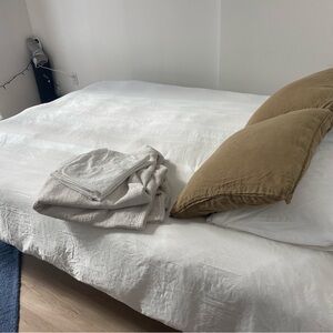 Brooklinen Luxe Sateen White Queen Bedding Set Marlow pillows included